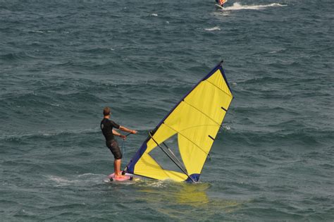 How to Windsurf - Lifting up the sail and starting to windsurf