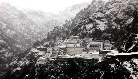 Snow at Vaishno Devi shrine, highway blocked due to heavy snowfall in Kashmir Valley - Hindustan ...