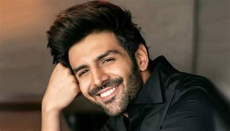 Kartik Aaryan’s all smile as he films ‘Shehzada’ in the middle of streets