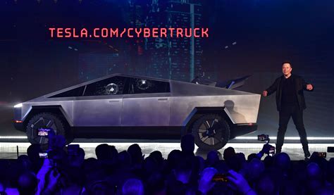 Elon Musk chính thức lái thử chiếc xe pickup điện Cybertruck