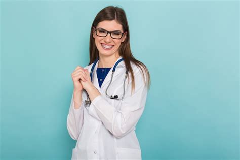 Premium Photo | Female doctor in glasses with clipboard