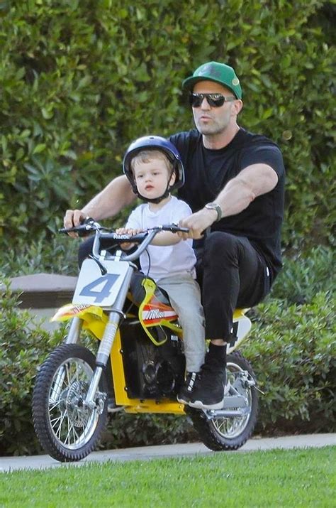 Jason Statham fait de la mini moto avec son adorable fils, Jack | Jason statham, People, Actrice