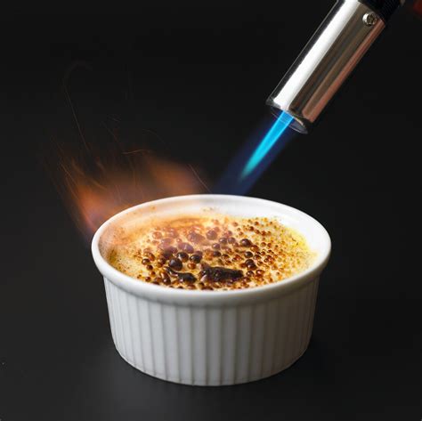 Caramelising crème brûlée with blowtorch – License Images – 443301 StockFood