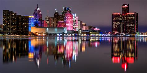 Detroit skyline from Windsor with the lights almost synced up to similar colors! : r/Detroit