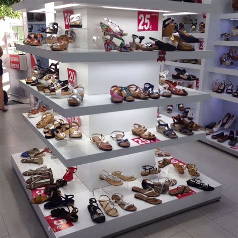 Stunning center #gondoladisplay unit. Shoe display perfect for a #retaildisplay unit in the ...