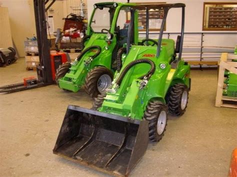 Compact tractor attachments: Second hand avant loaders