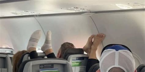 Airline Passengers Put Their Bare Feet Up On Others' Seats & The ...