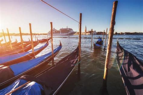 Gondola Stock Photos, Images and Backgrounds for Free Download