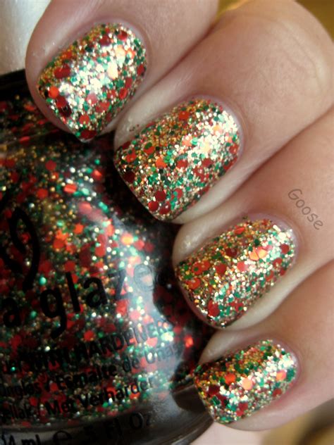 Red And Gold Glitter Christmas Nails - Make your nail art look ...