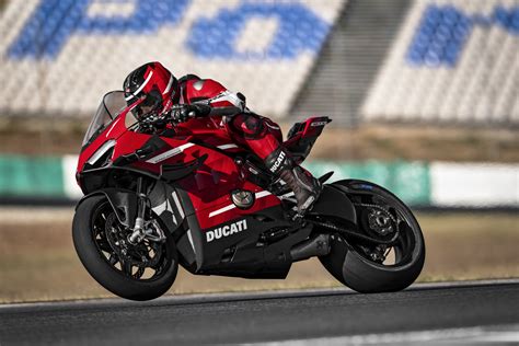 Ducati Unveils 234-Horsepower, 350-Pound, Street-Legal Superleggera V4 ...