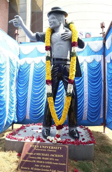 Michael Jackson statue 'for Neverland' installed in India - BBC News