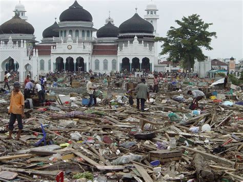 tsunami aceh 2004 Rogue Wave, Earthquake And Tsunami, Banda Aceh ...