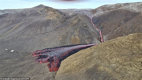 Hundreds of hikers evacuated from Icelandic volcano after new fissure ...