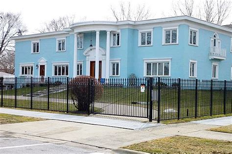 The "Blue White House" in Chatham Has Finally Sold – Chicago Magazine