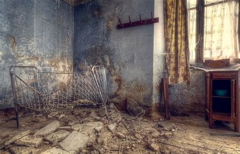 15 Photos Of Abandoned Bedrooms Show Their Dusty Remains - Urban Photography by Roman Robroek