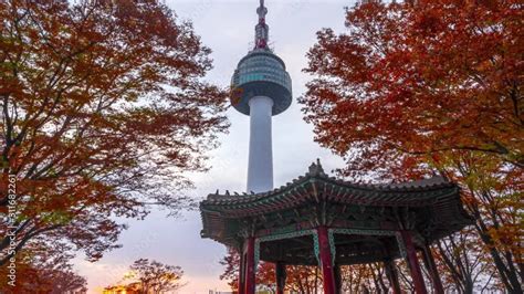 Time Lapse 4k Sunrise of Seoul City Skyline and Seoul Tower Stock ビデオ ...