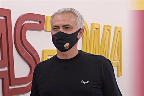 Jose Mourinho stops first Roma press conference to rip off window ...