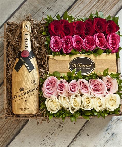 24 roses moet chandon champagne gift box 24 roses moet chandon gift set ...