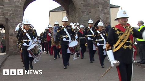 HMS Monmouth crew exercise right to march through town - BBC News