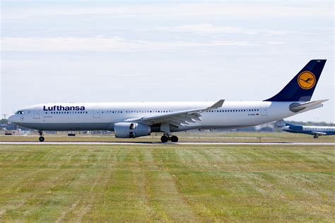 File:Lufthansa Airbus A330-300 YUL 2009.jpg - Wikimedia Commons