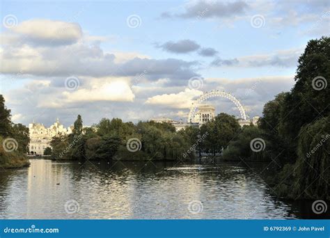 St James S Park Lake at Sunset Stock Image - Image of office, tree: 6792369