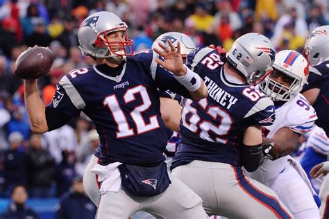 Tom Brady is throwing the ball deep and now he's on fire - Business Insider