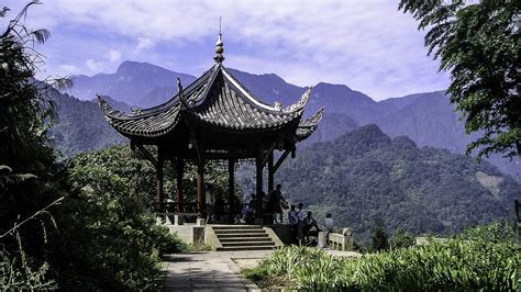 Hiking and Sightseeing on Sacred Mount Emei · Asian Trails