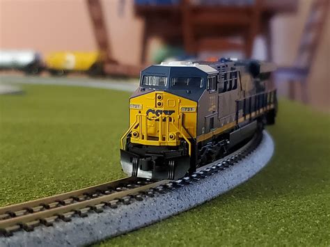 Running my new KATO ES44AC Starter Set - N Scale : r/modeltrains