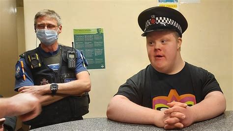 Essex Police: Station visit a dream for man with Down's syndrome - BBC News