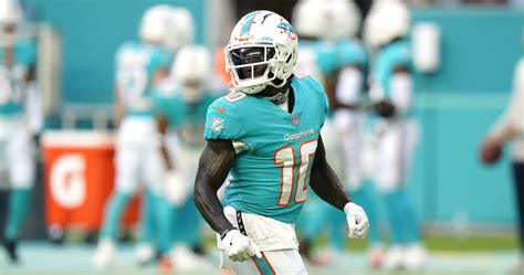 Report: Tyreek Hill's Foot Injury 'Not Serious;' Dolphins WR in Walking ...