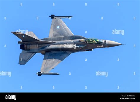 F-16 Fighting Falcon aircraft performing at the Royal International Air Tattoo Stock Photo - Alamy