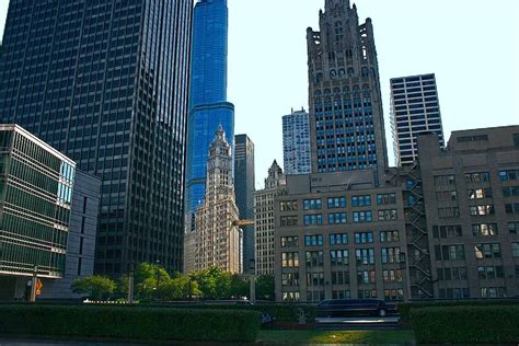 PHOTO: Wrigley Building Skyscraper in Chicago