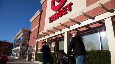 Target rolls out curbside pick-up service, trailing rival Wal-Mart