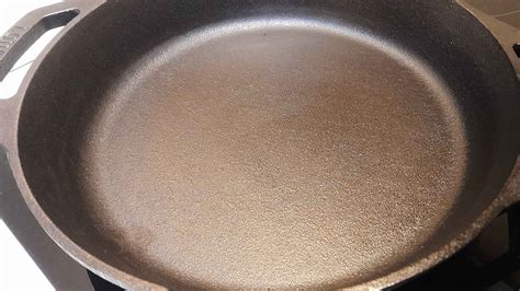 Seasoning Your Cast Iron Skillet: The Ultimate Guide - Barbehow