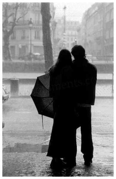 Couple hugging in the rain - DesiComments.com