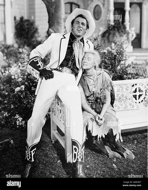 ANNIE GET YOUR GUN, from left: Howard Keel, Betty Hutton, 1950 Stock Photo - Alamy