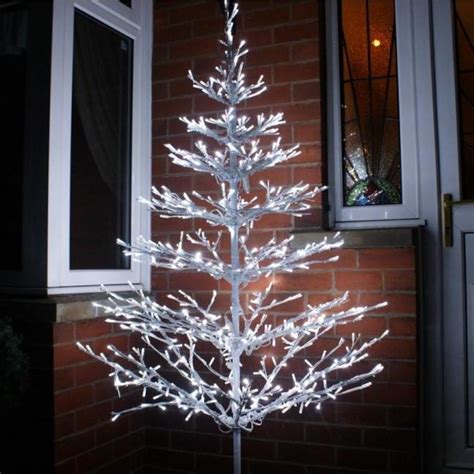 Decorating Your Outdoor Christmas Tree