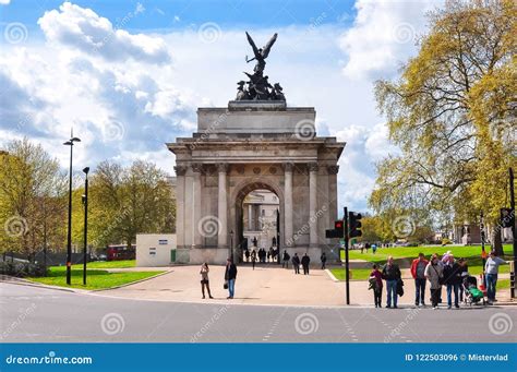 Wellington Arch Constitution Arch in London, UK Editorial Photo - Image of green, memorial ...