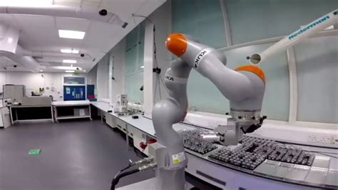 Robot Lab Assistant Runs Its Own Experiments