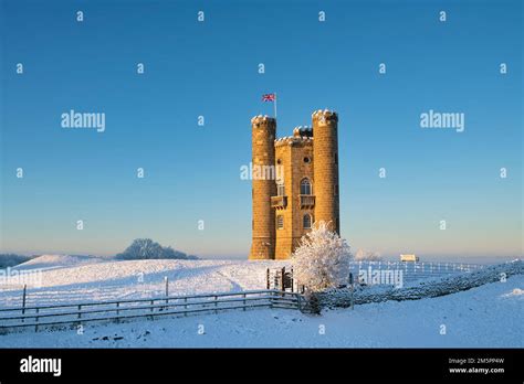 Broadway Tower at sunrise in the snow along the cotswold way. Broadway ...