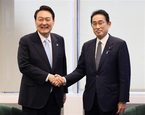 FOCUS: "Informal" Japan-South Korea summit may pave way for mended ties