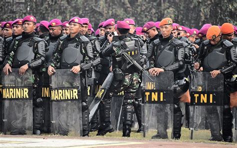 Indonesian military and police commandos attend a security roll call in ...