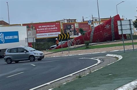 Strong winds topple Christmas tree on Lagoa roundabout - Portugal Resident