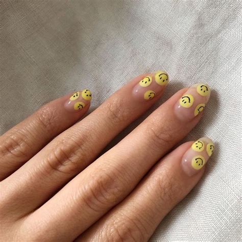 𝗸𝗮𝘁𝗶𝗲_𝗱𝗲𝗼𝗿 | Funky nails, Minimalist nails, Grunge nails