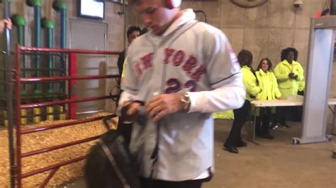 Patrick Mahomes arrives wearing his dad's Mets jersey