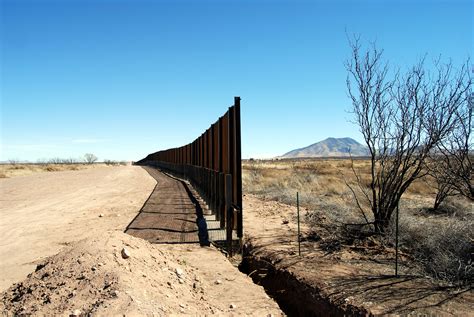 End of U.S.-Mexico border fence under construction in Arizona de ...