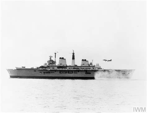 [800 x 620]HMS Invincible (R-05) with a Sea Harrier is hovering over ...