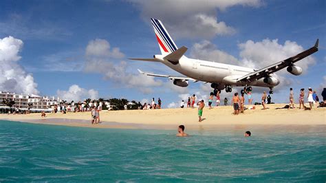 Extreme Plane Landings at Maho Beach, Saint Martin | Bored Panda