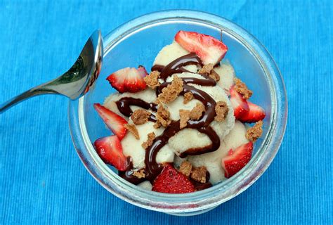 Mix it Up: Banana Split Bowl with Cinnamon Cake Crumble