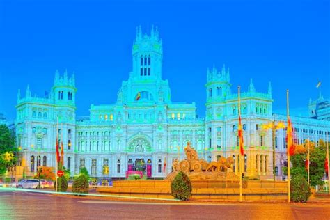 Premium Photo | Fountain of the goddess cibeles and cibeles center or ...